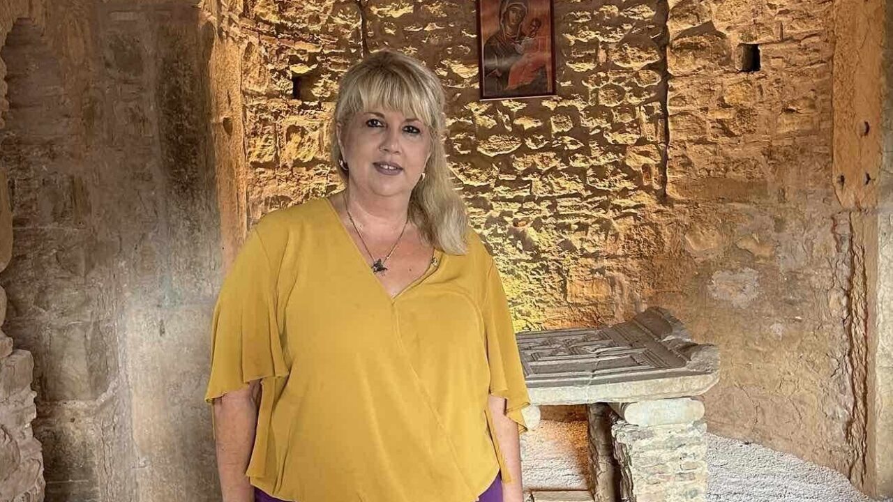 Η Αννα Μαστοράκου στον Βυζαντινό ναό της Θεοτόκου στη Μέντζενα